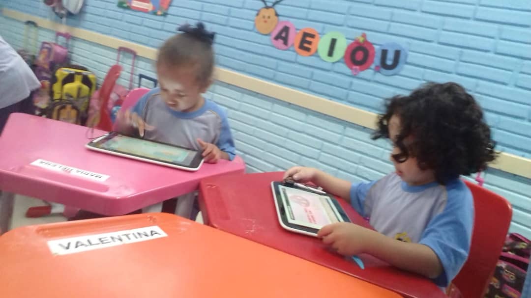 EarEscola's tweet photo. Usando a tecnologia para aprender brincando. #cativar #vempraEAR #muitoalémdoensino https://t.co/D3whpG5hLJ