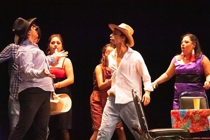 ForoZirahuen's tweet photo. #CarteleraZirahuen Este fin de semana es de teatro.
El sábado se presenta la última función de “El 5 letras”,  Divertida  comedia de enredos en la que tres campesinos y su madre bajan de la sierra a maravillarse con los adelantos de la ciudad, y a buscar el amor (6:30 pm). https://t.co/VA7lTLxyiR