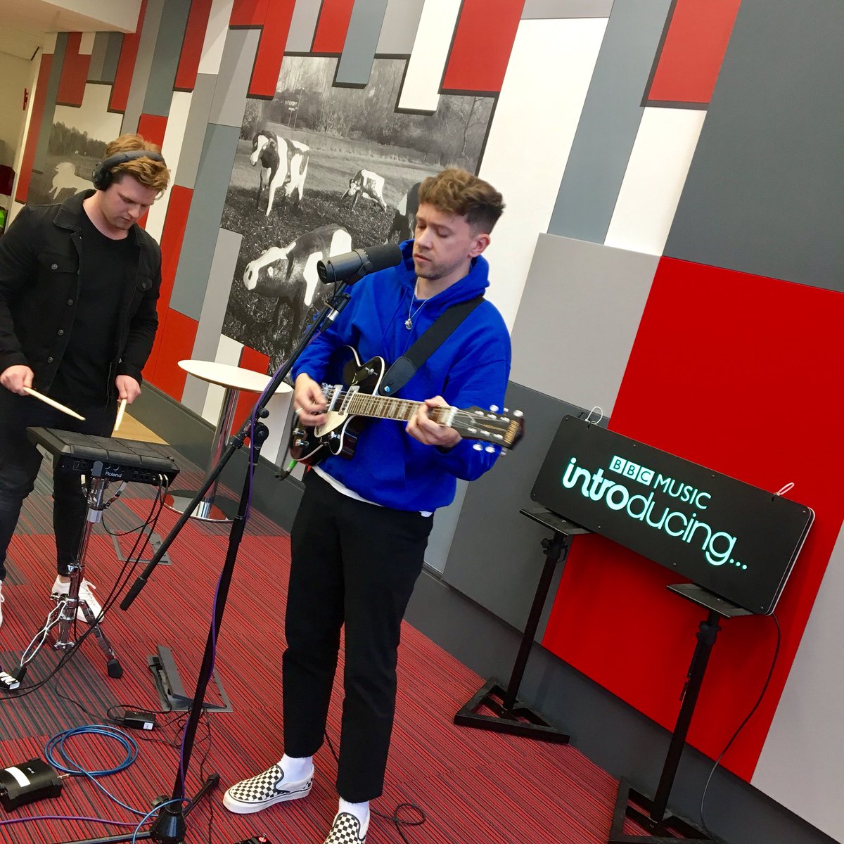 Thanks so much to <a href="/wastetunes/">WASTE</a> and @oldswing for coming in to see us! 👏 Listen back to a packed show on BBC Sounds right now 🎧