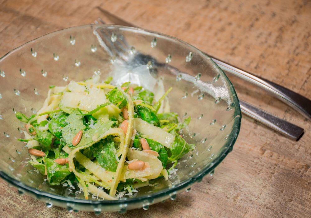 Porque nos encanta el color verde 💚 
hemos preparado una ensalada muy veraniega.
💚
Tiras de calabacín con parmesano, piñones y aceite de albahaca 🌿 
💚
Nueva carta Primavera/verano 
💚
#lagastro #lagastrodechema #cocinadeautor #chemasoler #nuevacarta #ensalada