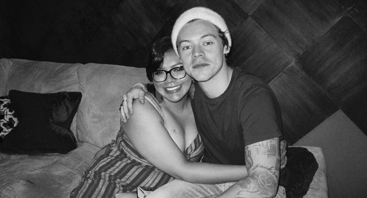 THWKUpdates's tweet image. Well, we’re certainly all heart eyes over here 😍

Here’s Harry with the lovely Jessica, at the Make a Wish event in LA last month.

📸: ©️ hoodsnroses on IG

✌🏻💚
