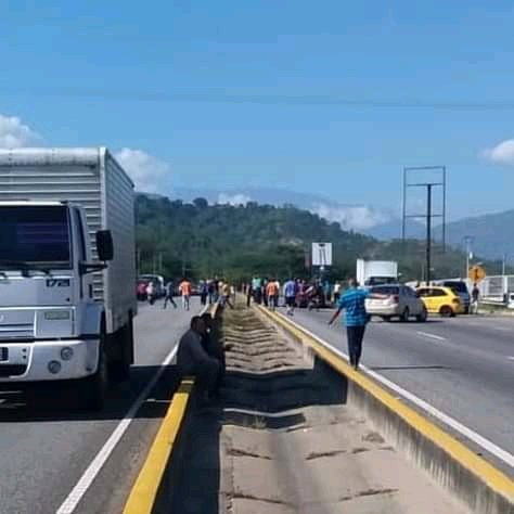 ConradoPerezL's tweet photo. ¡NO HAY PASO! en el Eje Vial #Trujillo - #Valera ciudadanos trancan la calle por la falta de gasolina.  Nuestro pueblo está cansado de los abusos de Maduro y sus mafiosos. Queremos bienestar y soluciones para la gente.

@jguaido

#VzlaSinGasolina https://t.co/Uo42Vp6lOv