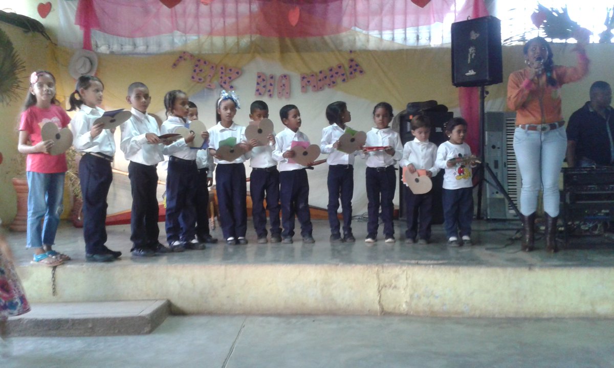 Nucleoosijaa's tweet photo. Concierto del día de las madres en el club la marrereña @elsistema @SiBCIGuaricoacc @prensalasmerced @SistemaGuarico https://t.co/gDOUTU8V0u