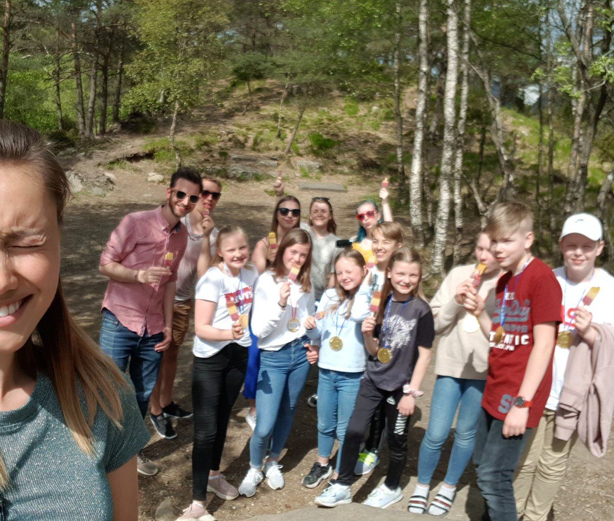 SiljeSkjelsvik's tweet photo. OG ACTION 👩🏫 Værtinnen og Havmesteren på innspilling med 7.klassinger fra Bjørndalsskogen barneskole. For noen opplyste og fremoverlente elever 🙏 #klimaformidling #oseanografi #meteorologi #klimadynamikk #gffuTV #VogH @UiB @Geofysen https://t.co/XdH8241KcJ