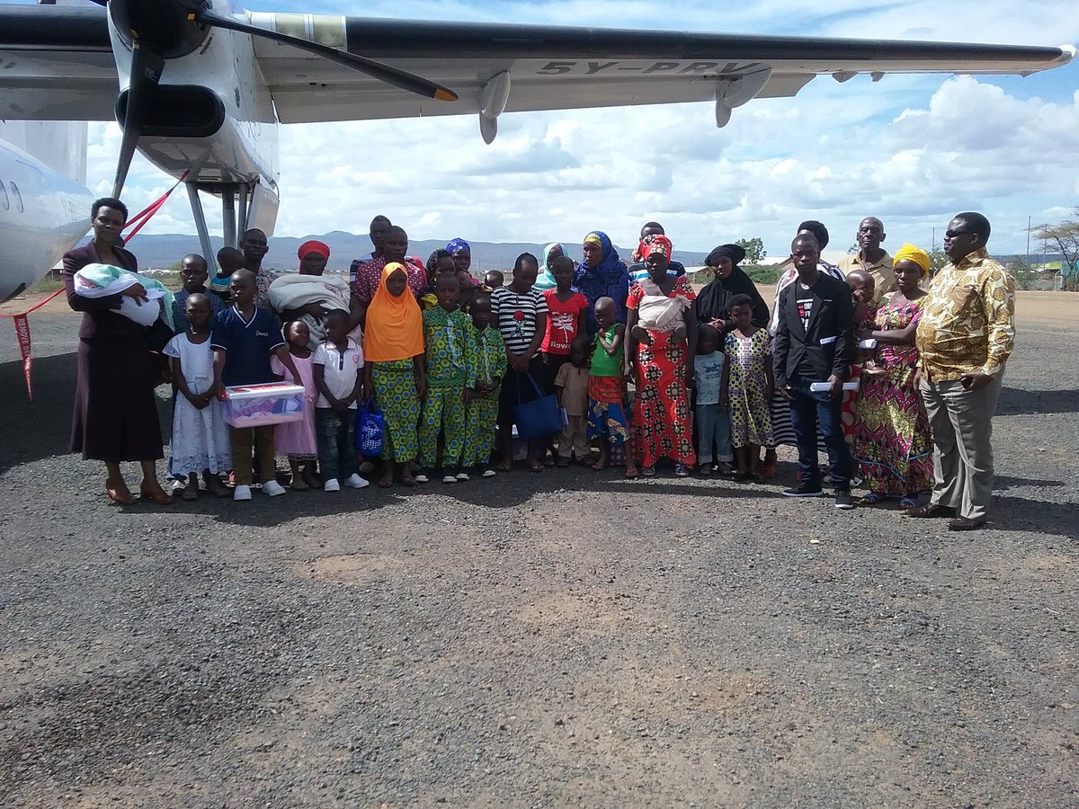 remybara2012's tweet photo. Que dire encore sur la sécurité au Burundi ? Les réfugiés burundais du camp le plus éloigné de Buja viennent de débarquer au Bdi. Ils viennent de KAKUMA. Il s'agit du 4ème mouvement de rapatriement des Réfugiés burundais en provenance du kenya . Qu'attendent ceux d'à côté ? https://t.co/J62VHklxqT