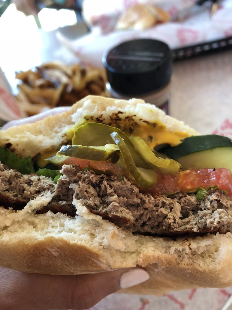 Patiently waiting for that first bite. 
Because obviously it’s going to be good.

📷: Another First Bite Fan

#Cheeburger #FirstBite #FanPhotos #Favorites #ClassicBurgers