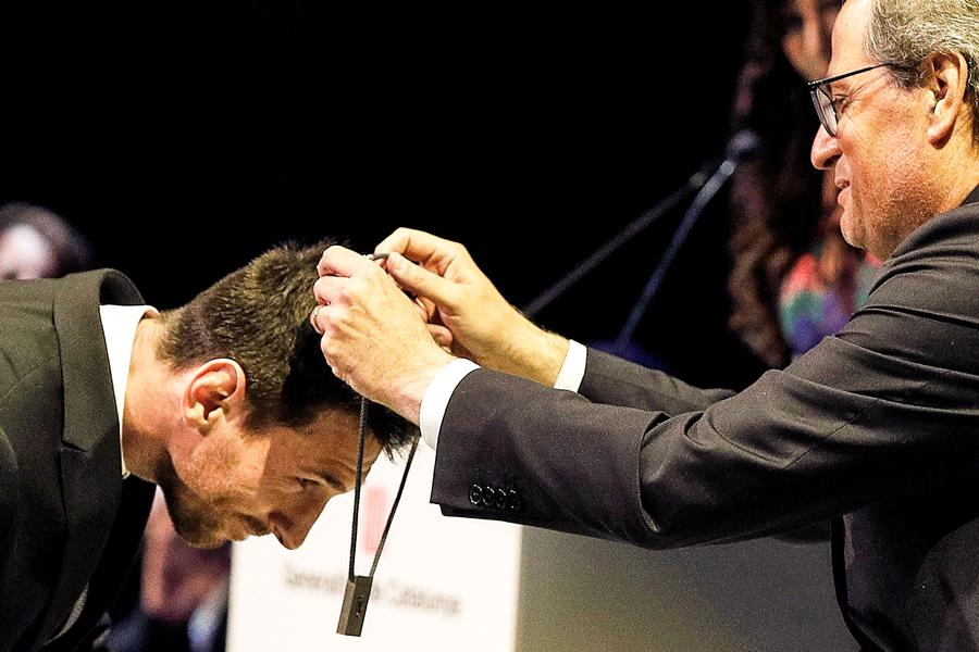 brfootball's tweet photo. Lionel Messi receives the Creu de Sant Jordi award, one of the highest awards in Catalonia 🏅 https://t.co/FSyc5y2nwD