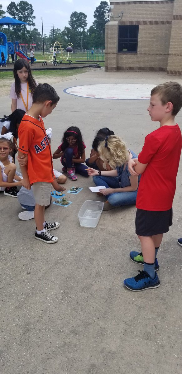 kthurmondbhs's tweet photo. Learning doesn't stop at recess! :) Mixing a little science with art...🌞 #HESKindMinds #CFISDspirit https://t.co/SXBJaLwj0a
