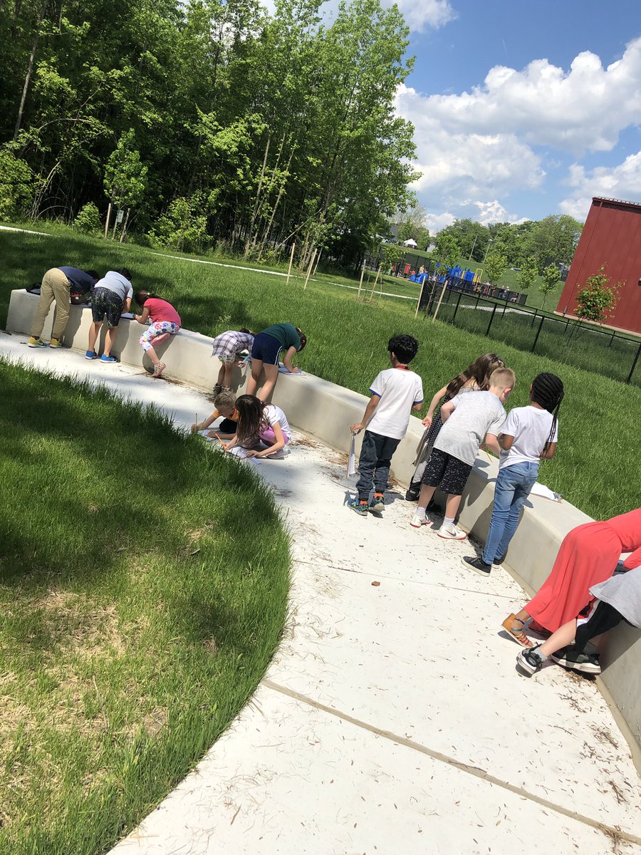 misscudmore's tweet photo. We took advantage of our outdoor learning space today to measure objects to the nearest 1/2 inch and find the difference in length between objects. https://t.co/laY9uj7yCU