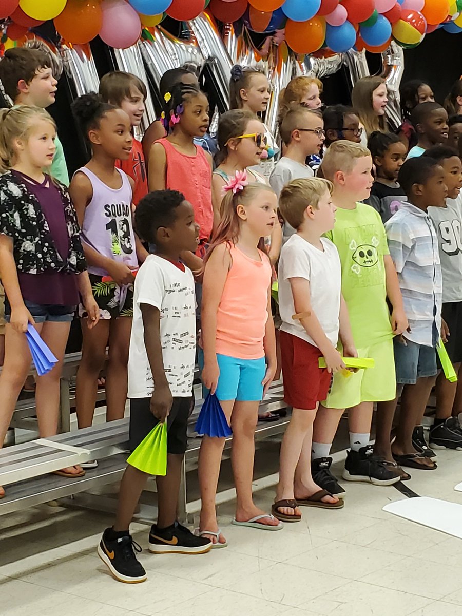 lestodd23's tweet photo. 2nd grade at the spring musical!🌼🌻🌸🌺 @Eagles2ndGrade 
@EaglesSouthwest https://t.co/Fanly46Zh8