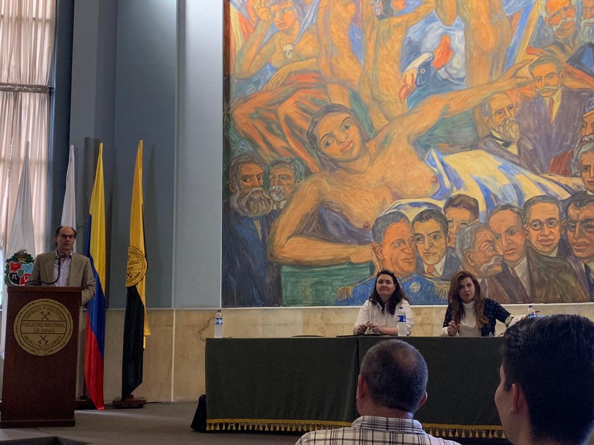 A esta hora el Presidente <a href="/jcnarino/">Juan Camilo Nariño</a> firma Convenio de cooperación académica con la @UNColombia 
La educación es #LoQueNosUne