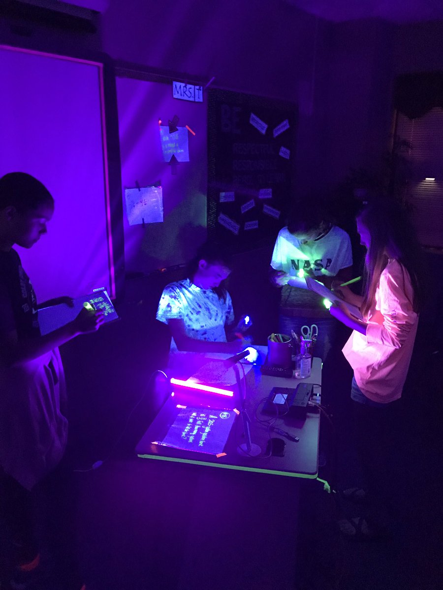 JRTittsworth's tweet photo. Black light review rocks! Thank you for the goods @sryanalr You rock too! https://t.co/aGFfd5g4M5