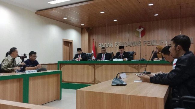 HerousVick's tweet photo. Jika suara rakyat kau hianati,
Lalu kau anggap apa rakyatmu ini??
Binatang jalang?, Babu?, Atau Sampah yang tak bisa di daur Ulang??
Sejauh ini, sudh terlalu banyak pengabdimu yang telah berpulang...
Ap kau tak sisipkan rasa bersalahmu kpd mreka??

 #KembalikanKedaulatanRakyat https://t.co/xnruHRCOxP