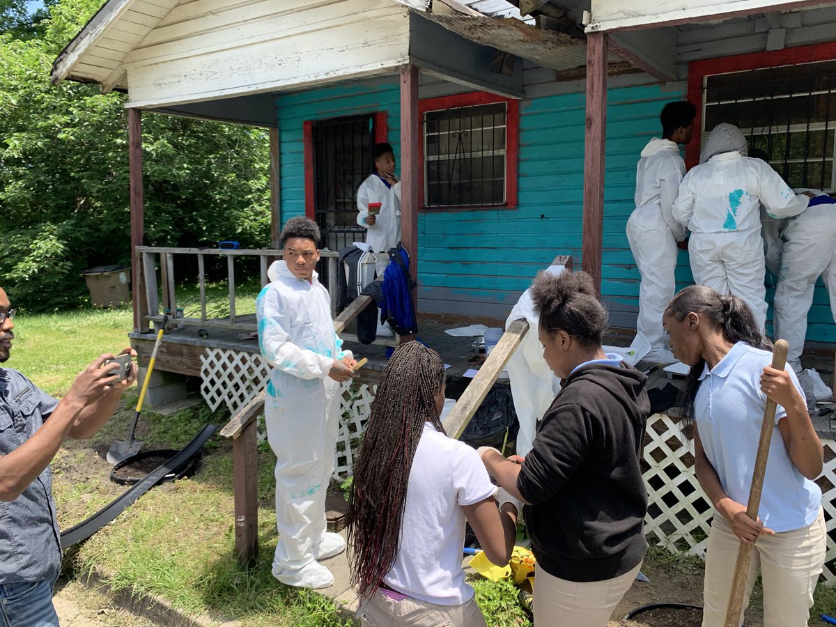 MCTwhippets's tweet photo. MCTS is in the heart of Plateau/Africatown. Our students wanted to give back to the community by cleaning up the neighborhood, planting flowers, and painting homes. #whippetnation #communityservice @empowermcpss @MobilePublicSch https://t.co/cbsxon6F1w