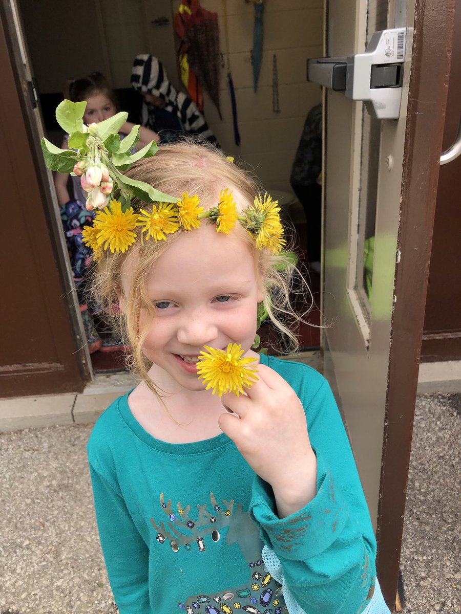 kinderknights1's tweet photo. What a great way to end a busy week...making flower crowns! These flower children are excited for a long weekend! https://t.co/xGQUj8oJrS