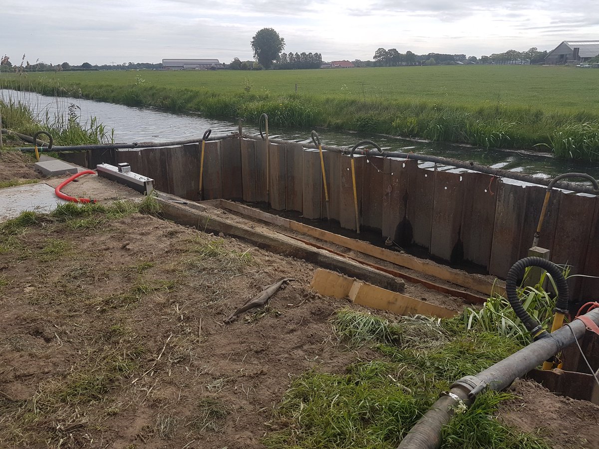 HorstRoel's tweet photo. Voor het cluster Stuwen en Gemalen zijn we dit jaar gestart met 4 bouwteams om samen 60 objecten te renoveren/vervangen. #Inlaat Kleistraat is het 1e kunstwerk dat wordt gerenoveerd en geautomatiseerd. @Dubbinkbv @DuraVermeer @GMBtweet #vanHeteren @WDODelta #samenkomjeverder https://t.co/GzeVIw6BT5