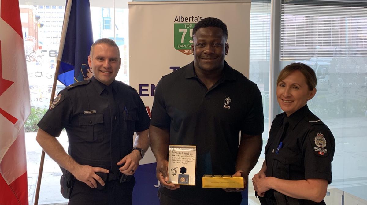 JoinEPS's tweet photo. Thank you @AlmondoSewell90 for stopping by the Recruiting Centre today. Whenever youโre ready to apply, weโre ready to take your application. In the meantime, we hear you like to golf so here are some golf balls signed by @DMMcFee to get you through the next round. #yeg https://t.co/ASWAShd96s
