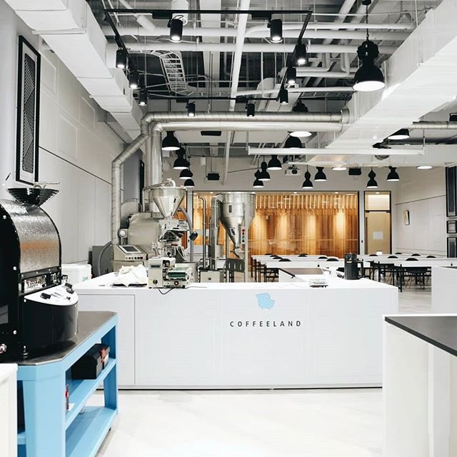 coffeelandinc's tweet photo. Our Coffee Roasting Lab, where students learn the basic principles of coffee roasting in our SCA-Certified Coffee Roasting Course. #coffeeroasting #SCA #sampleroasting #roasting @SpecialtyCoffee #coffee #theartandscienceofcoffee https://t.co/8oRzmqScuv