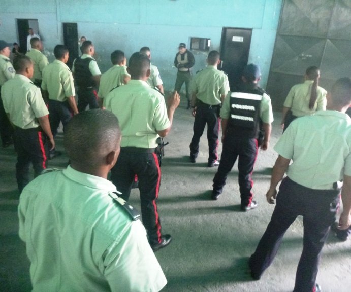 SistemaCarabobo's tweet photo. #MasTemprano Nuestro Director de #Cefosiem @ninja499 realiza formación en manipulación de armas a funcionarios de @polinagua en aras del mejoramiento profesional del personal #Carabobo #alianzas #16May #SistemaIntegrado @CaraboboGB @Jacobo_Vidarte https://t.co/PXt4GnWq0u