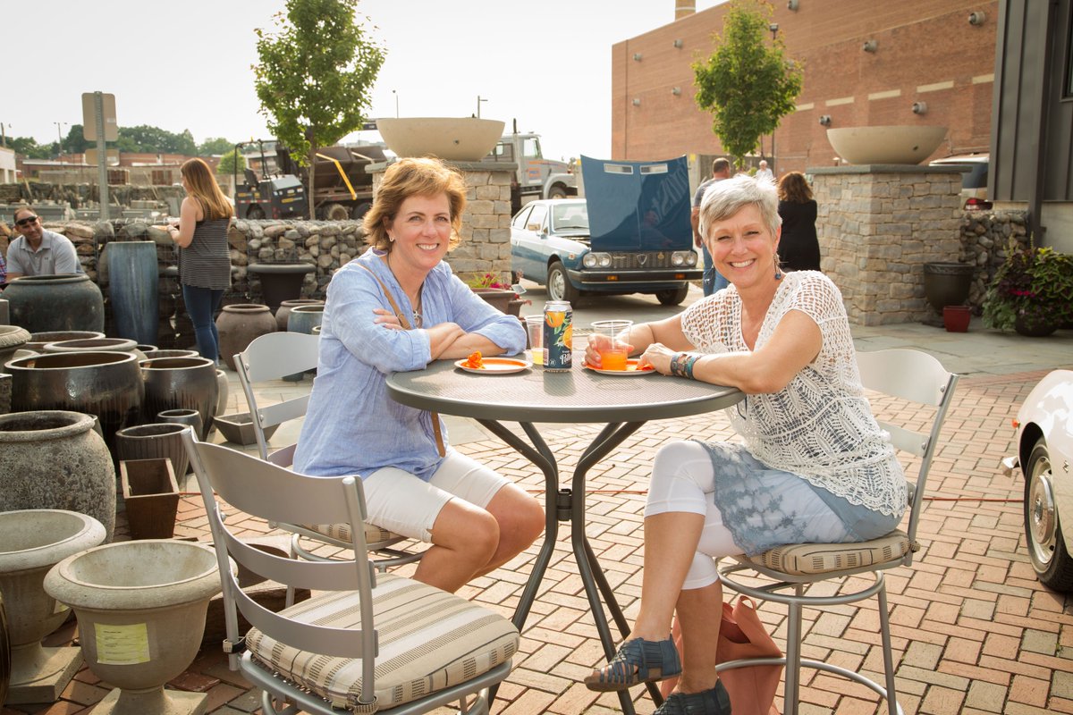 Kinectiv's tweet image. Come 5pm Friday, we'll be kicking back on Penn Stone's patio, enjoying @AlfaOvens pizza, sipping on some wine from Gesino's, and gawking at @MichaelsMotors stunning classics. We love when our clients, @MichaelsMotors and Penn Stone team up! 🍕🍨
📸: photos provided by Penn Stone