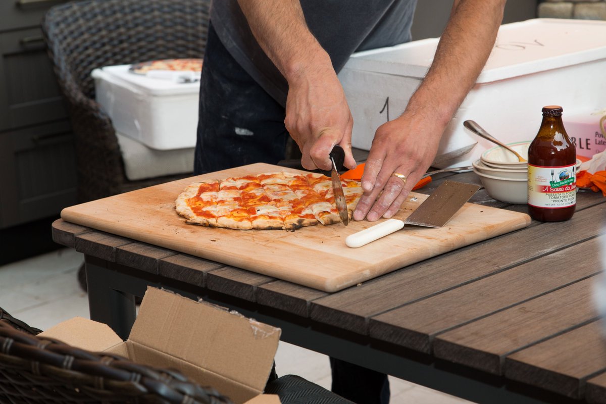 Kinectiv's tweet image. Come 5pm Friday, we'll be kicking back on Penn Stone's patio, enjoying @AlfaOvens pizza, sipping on some wine from Gesino's, and gawking at @MichaelsMotors stunning classics. We love when our clients, @MichaelsMotors and Penn Stone team up! 🍕🍨
📸: photos provided by Penn Stone