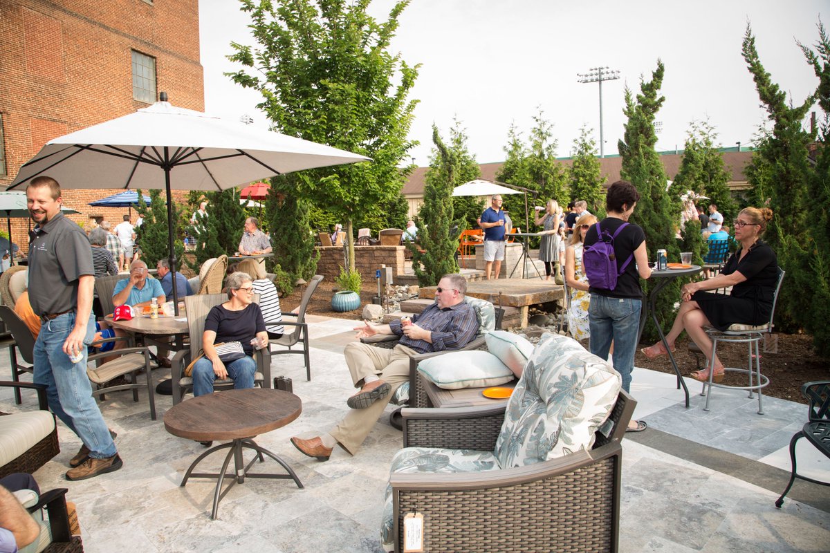 Kinectiv's tweet image. Come 5pm Friday, we'll be kicking back on Penn Stone's patio, enjoying @AlfaOvens pizza, sipping on some wine from Gesino's, and gawking at @MichaelsMotors stunning classics. We love when our clients, @MichaelsMotors and Penn Stone team up! 🍕🍨
📸: photos provided by Penn Stone