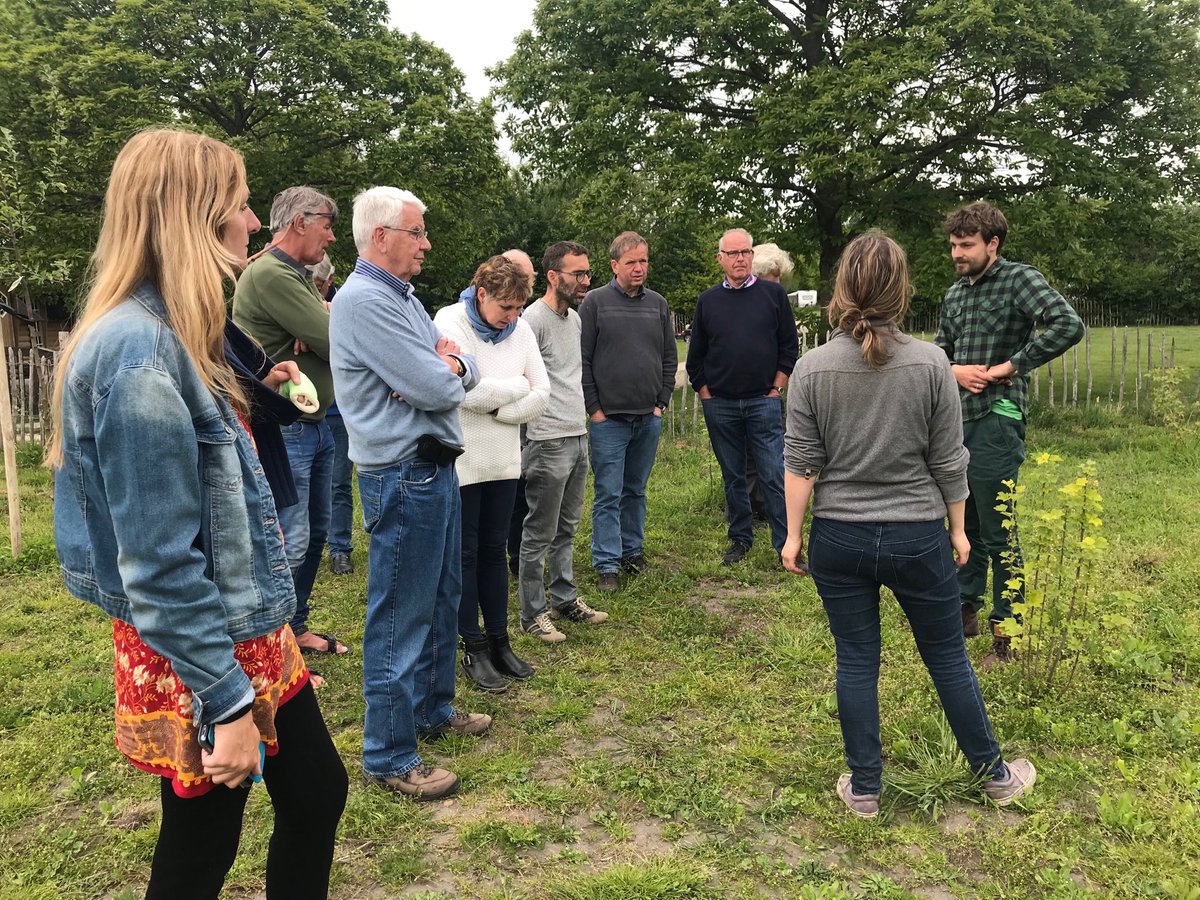 Vandaag hielden we het Startoverleg met onze vrijwilligers op #Natuurkampeerterrein ⁦<a href="/deduiventoren/">De Duiventoren - Kamperen & Logeren</a>⁩ We kregen een rondleiding over hun pas aangelegd stuk #EetbaarLandschap. Dat wordt bijzonder kamperen! #DGKLab