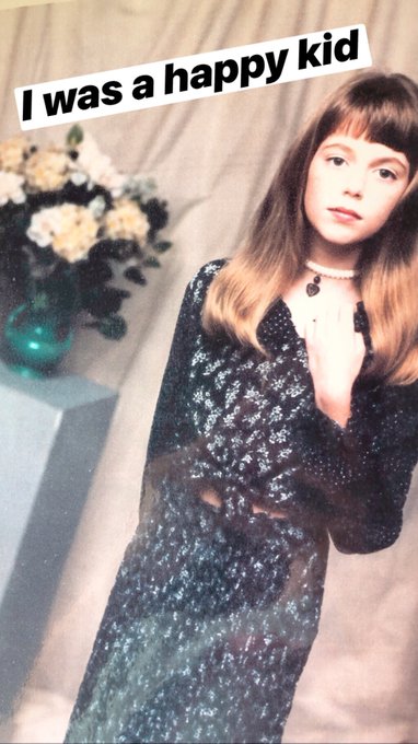 It&rsquo;s wouldn&rsquo;t be a #TBT without a solid choker necklace. #90sStyle https://t.co/0TdoaXyV9i<a href="/tag/tbt"class="tags">#TBT</a><a href="/tag/90sstyle"class="tags"><span>#90sstyle</span></a>