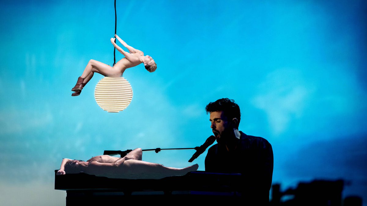 DieTukkerfries's tweet image. Je denkt misschien, 'wat kaal dat podium van Duncan'. Dat kan kloppen, er zou naakt komen. Helaas kwamen deze twee dansers niet door de kuisheidscommissie van de EBU. #esf19 #eurovision