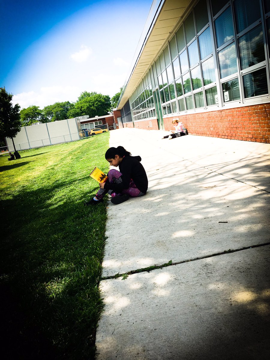 MsMayotte's tweet photo. After a week of clouds and rain, today @Grange5th got to kick off our new novel study in the sunshine! ☀️
@GrangeES https://t.co/eD7Dzridia