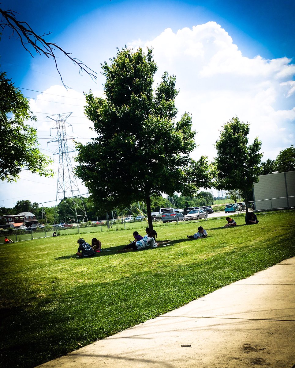 MsMayotte's tweet photo. After a week of clouds and rain, today @Grange5th got to kick off our new novel study in the sunshine! ☀️
@GrangeES https://t.co/eD7Dzridia