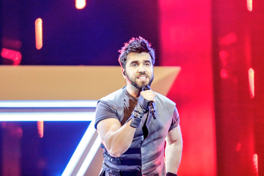 __jmhxrlxr__'s tweet photo. En esos falsetes morí yo. Cásate conmigo Chingiz. Azerbaijan came for the win #EuroSemi2. https://t.co/RGirvvHDMO