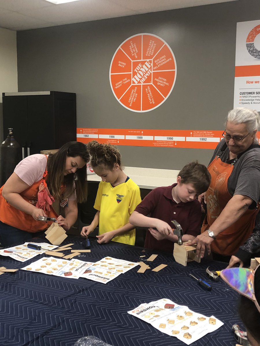 DualLanguage308's tweet photo. 3-306 had a great experience building bird houses today 🔨@HomeDepot #76learns #ps76q https://t.co/ebKU2MxnDz