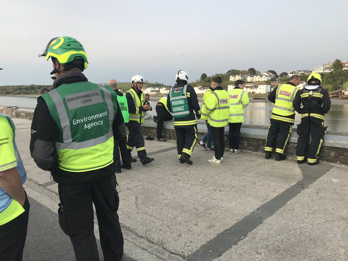 Fantastic for #Teamea  to be involved in the multi agency incident training event tonight in Bideford ,large scale pollution aswell as missing and stranded personnel <a href="/DSFireUpdates/">Devon and Somerset Fire and Rescue Service</a>  <a href="/DC_Police/">Devon & Cornwall Police</a> @johncurtinEA <a href="/EnvAgencySW/">Environment AgencySW</a>