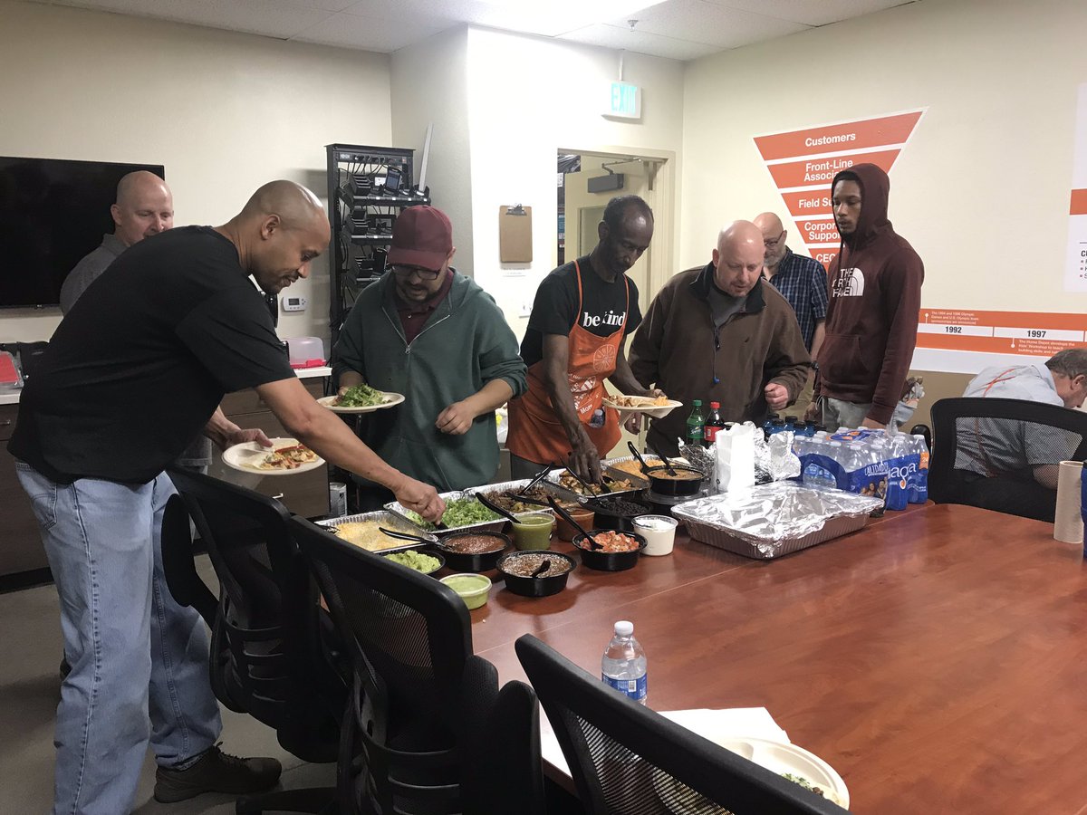 Karina1501_'s tweet photo. Some well deserved dinner for our freight team! They are killin’ it! All the associates wanted to recognize them for all their hard work! Great job freight team! Keep it up! 👏🏻👏🏻💪🏻🙌🏻 #1523rocks #BestFreightTeam @GautamW https://t.co/o9m2zi3RPS