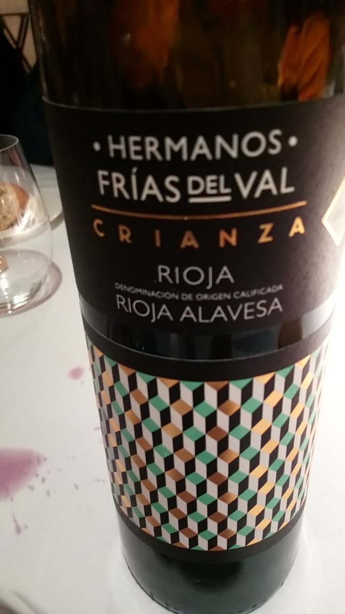 queridilla's tweet photo. @FriasDelVal oh oh descubriendo arte embotellado... #winelovers en @ViuraHotel https://t.co/4Kd23N7nzy