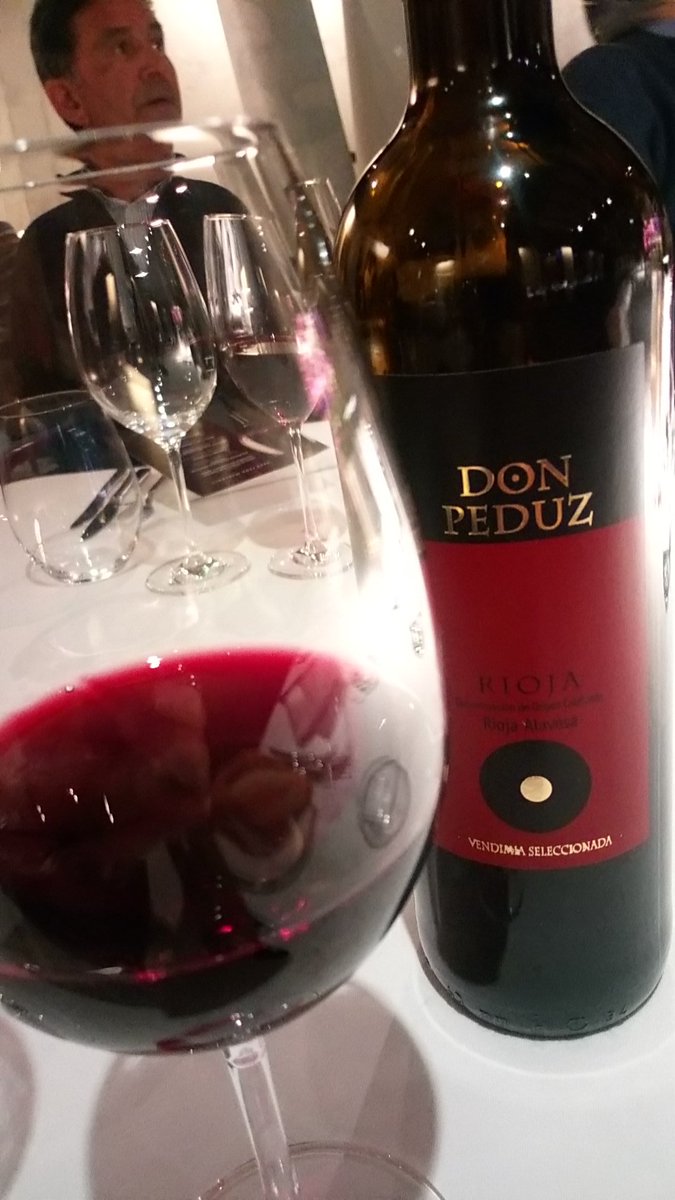 queridilla's tweet photo. @FriasDelVal oh oh descubriendo arte embotellado... #winelovers en @ViuraHotel https://t.co/4Kd23N7nzy