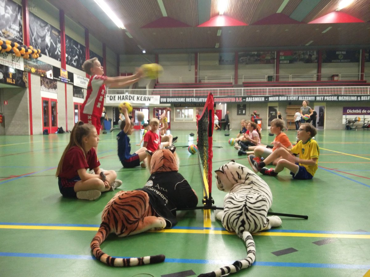 djokevanmarum's tweet photo. Vandaag hebben ruim 100 kinderen kennis gemaakt met o.a. zitvolleybal. Kinderen met en zonder beperking hebben samen gesport. Dat is de kracht van sport! https://t.co/6Zz1mkr7uT