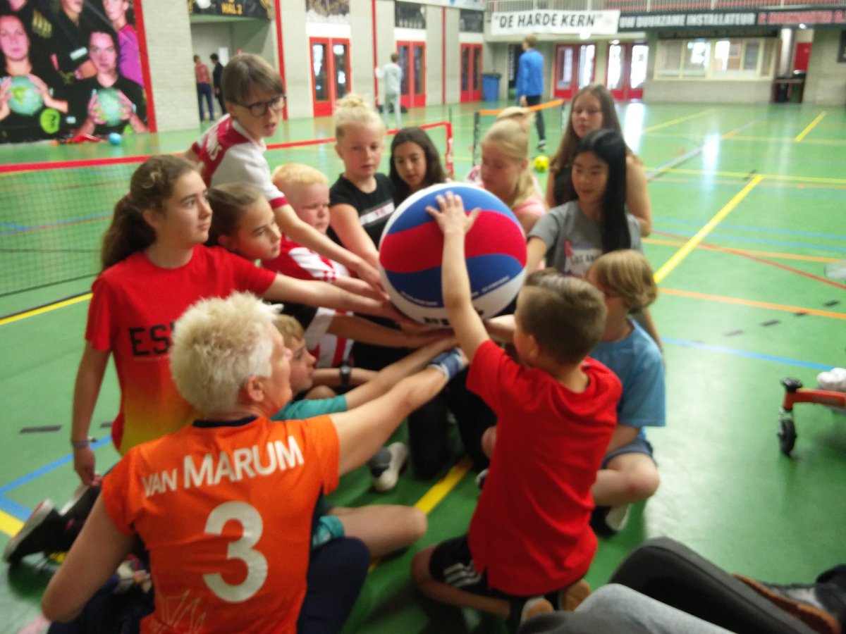 djokevanmarum's tweet photo. Vandaag hebben ruim 100 kinderen kennis gemaakt met o.a. zitvolleybal. Kinderen met en zonder beperking hebben samen gesport. Dat is de kracht van sport! https://t.co/6Zz1mkr7uT