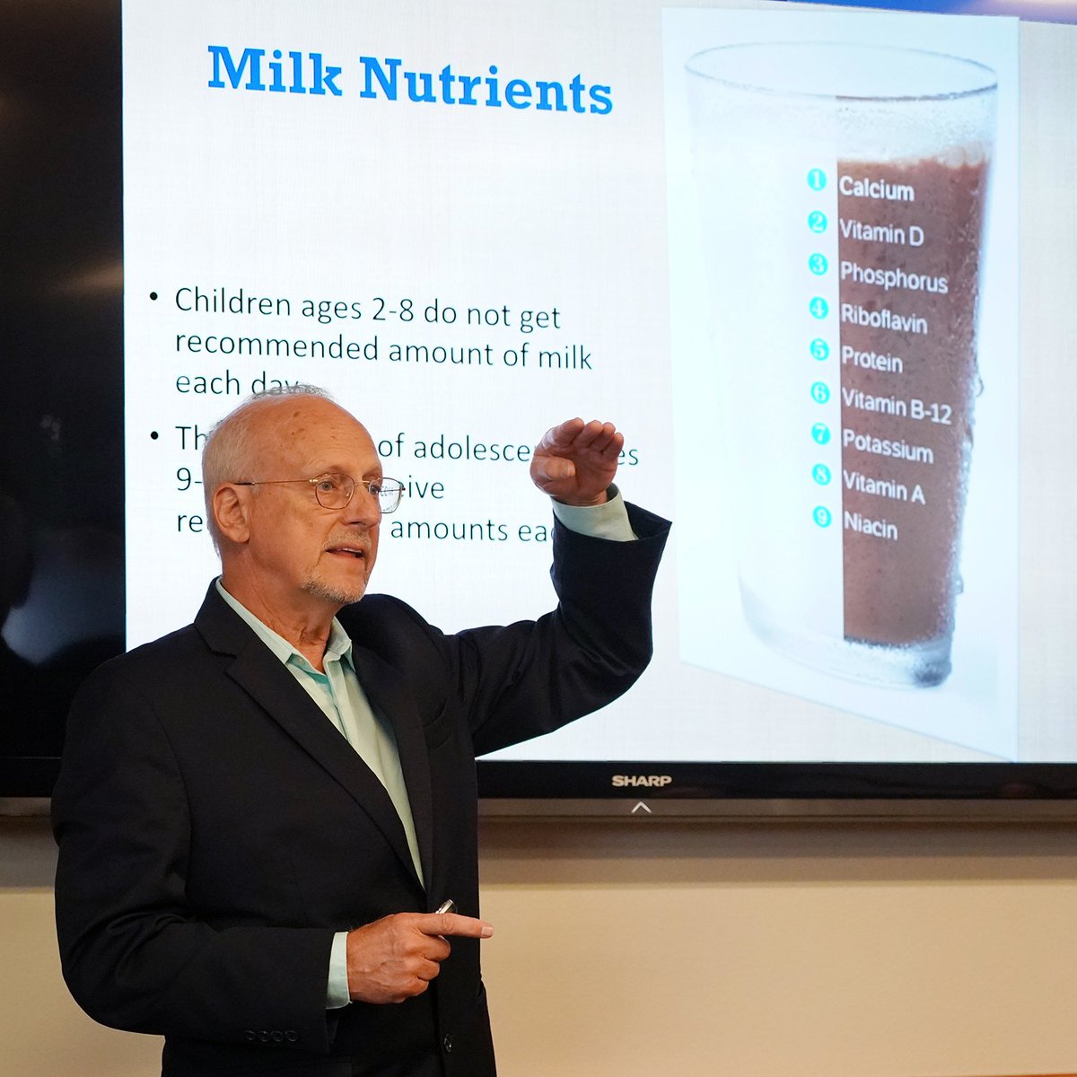 .<a href="/DrJimPainter/">Jim Painter PhD, RD</a> talks about intrinsic sugars and added sugars in our diets at this afternoon’s Lunch &amp; Learn <a href="/DairyWest/">Dairy West</a>. DYK? Flavored milk only contributes 3 percent of added sugars in kids’ diets. #UndeniablyDairy #DairyWest