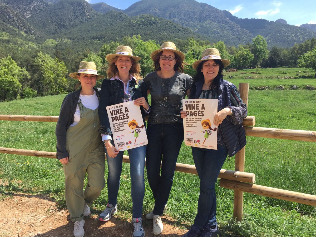 DonesMonRural's tweet photo. La Mònica Pont de @calfont_sagas, la Maria Costa de l’@escairador, la Gemma Borràs de @CalSerrador i la M Àngels Capdevila de @XaideFerreres han assistit avui a la presentació de @BenvingutsPages al Berguedà. Les #DonesMónRural us esperem l’1 i 2 de juny a #BenvingutsaPagès19! 😊 https://t.co/3SpyFOChsk