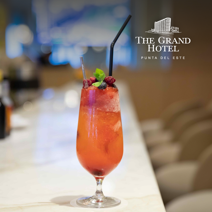 El lobby del hotel es un lugar ideal para charlas, mirar un partido o simplemente after hour después de la oficina.

#thegrandhotel #thegrandexperience #puntadeleste