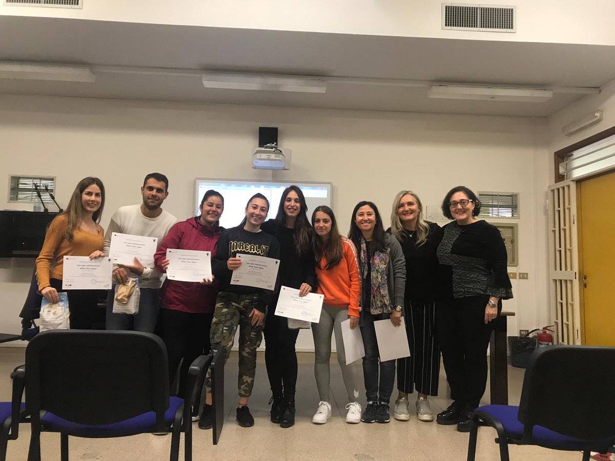 CDPStaMAngeles's tweet photo. ¡Ya conocemos el resultado de los cortometrajes!🍿🎥

Después de un gran trabajo, nos han entregado los certificados del encuentro y para terminar, una gran fiesta con las familias de acogida.

¡Viva #WithTeenEyes! https://t.co/2SqbOuWKUp