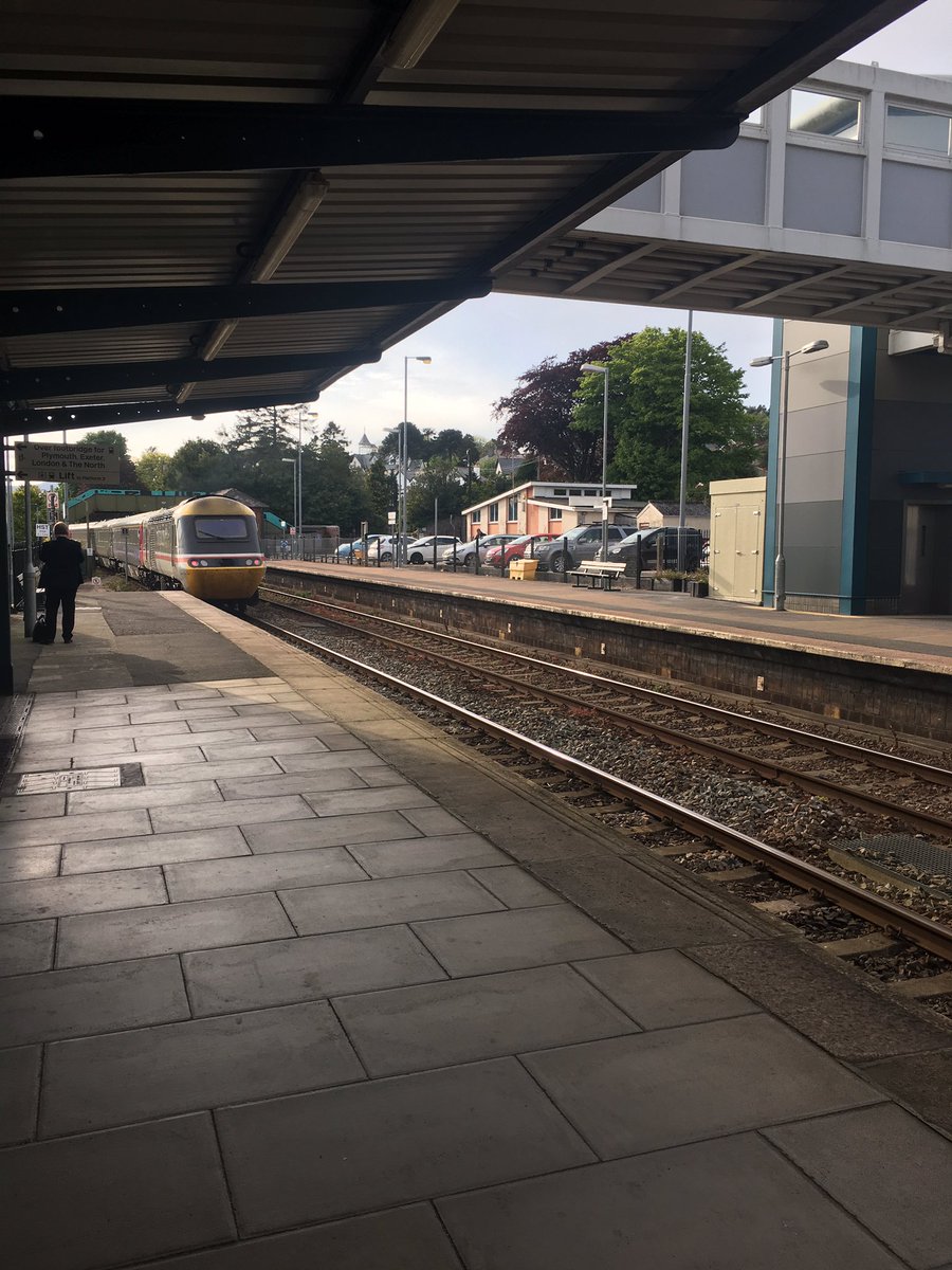 lovesrailways's tweet photo. Today was the last time I caught a @GWRHelp HST 125, and I couldn’t help feeling a bit of sadness for the trains that have served GWR faithfully for over 40 years. #FarewellHST #LastoftheHSTs https://t.co/S0lwXVb9Jp