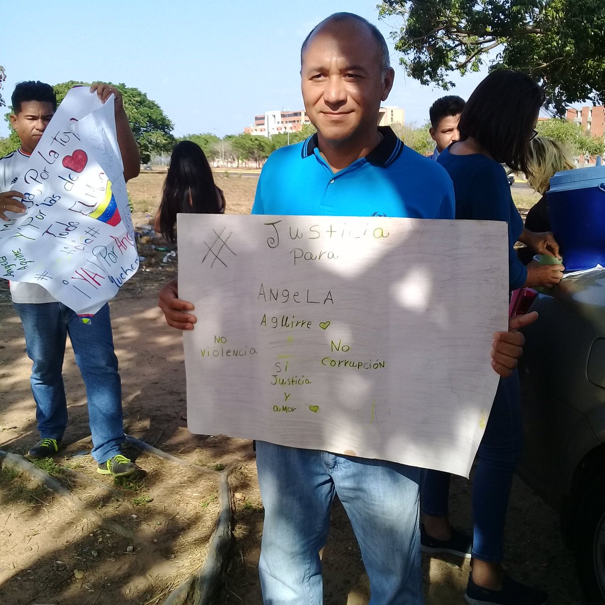 yaniclar's tweet photo. Acudimos al llamado de los padres de Ángela Aguirre Q. E. P. D. Exigiendo se cumpla el DEBIDO PROCESO en el juicio en el caso de su hija. Los asesinos no han sido trasladados al lugar de reclusión ordenado por el tribunal. CICPC en desacato @CorteIDH #JusticiaParaAngelaAguirre https://t.co/Wg0YMBPxBS