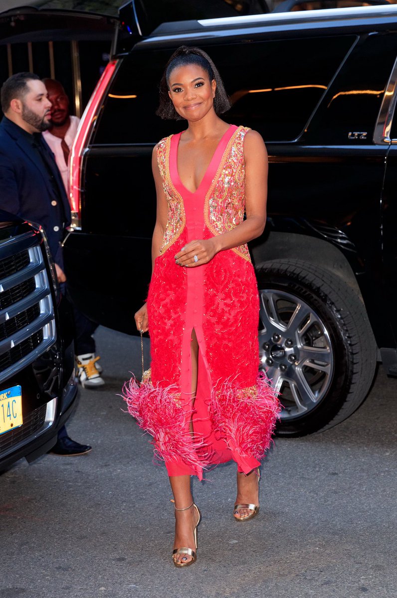 prabalgurung's tweet photo. Flirt with fuchsia.
The stunning @itsgabrielleu glows in the rhododendron silk georgette hand embroidered tunic dress with gilded vest and feather hem detail.
#pgworld #pgmuse #femininitywithabite #StrongerInColour #modernglamour https://t.co/NSaAPbVDXf