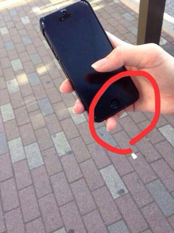 癖で持つとき、小指下にしてケータイ支えるんだけどこれってうちだけ？ みんなに変なのーって言われるｗ 指が曲がるらしいｗｗ  こうやって持つ人～RT!!