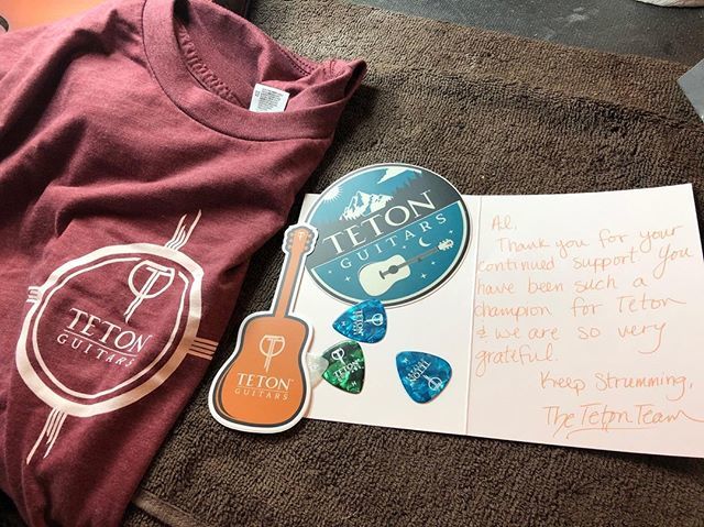 We love sending out #cardsfromteton⠀
Show of hands in the comments, who's gotten one?⠀

#📷 @alecaster_smythe⠀
#tetonguitars #tetontees #tetonpicks #tetonstickers #stickermule #picks #guitarpicks #swag #workbench #aldeans #shirt