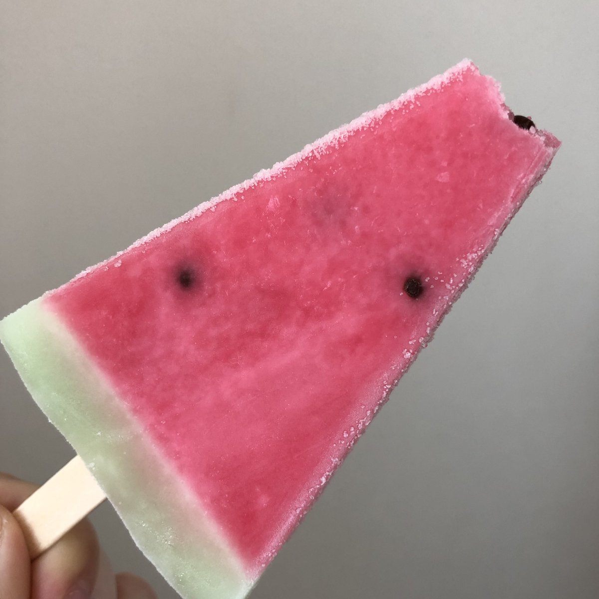 io_rinring's tweet photo. おはようございます。朝からお風呂に入ってスイカバーを食べています😚 https://t.co/k1c68TBHWy