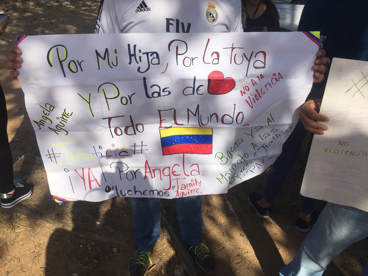 CarlosSuniagaG's tweet photo. "Por mi hija, por la tuya y por las de todo el mundo" fue otra de las pancartas que mostraron hoy en la protesta. 

Una irregularidad en el caso es que las dos mujeres implicadas, no están en Vizcaíno, como ordenó la jueza. Continúan en sede CICPC con privilegios. https://t.co/DmMIOSsOJA